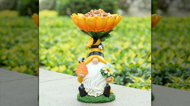 Gnome kuş besleyicisi veya kaldırımda kuş banyosu
