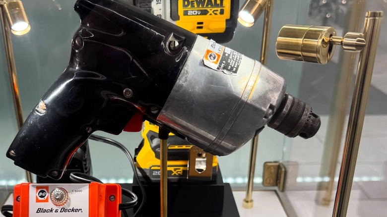 1960'lardan kalma orijinal bir Black & Decker akülü matkap sergileniyor