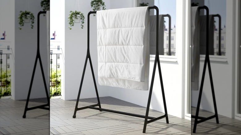 Verandada yorganı tutan IKEA TURBO Elbise askısı