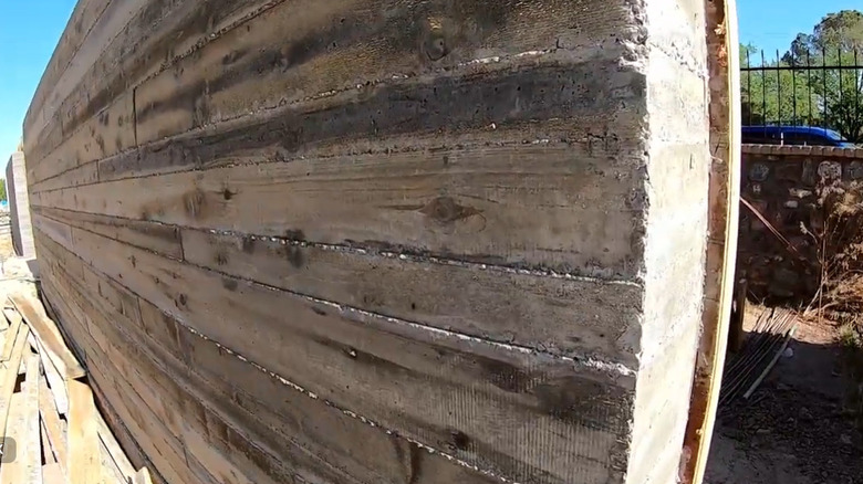 Tahta şeklinde bir beton panel.