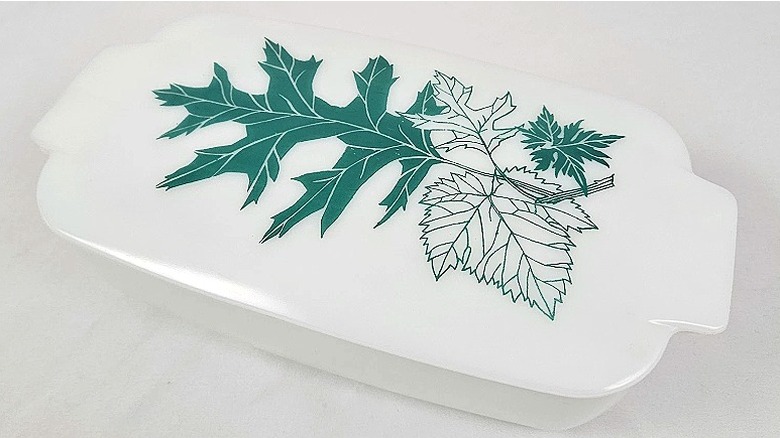 Açık gri arka plana karşı Pyrex'ten Yeşil Meşe Yaprağı 505B somun tavası