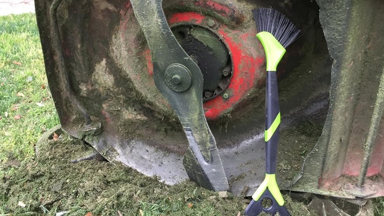 Biçme makinesinin alt tarafının yanında duran Walensee çim biçme makinesi kazıyıcı fırçası