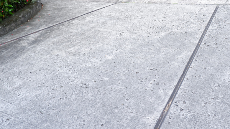 Genleşme derzli gri beton araba yolu