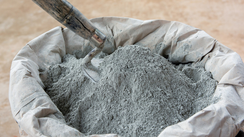 Çimento malası ile çimento torbası