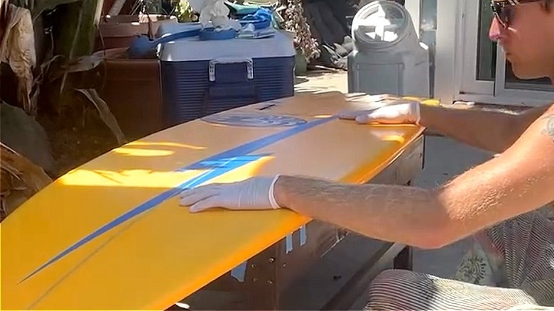 Sörf tahtasının üst kısmı, DIY sörf tahtası sehpasının tabanının üstüne yerleştiriliyor