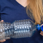 70'lerden Çıkış: Parıldayan Bir Perde Yapmak İçin Plastik Şişe Kullanın