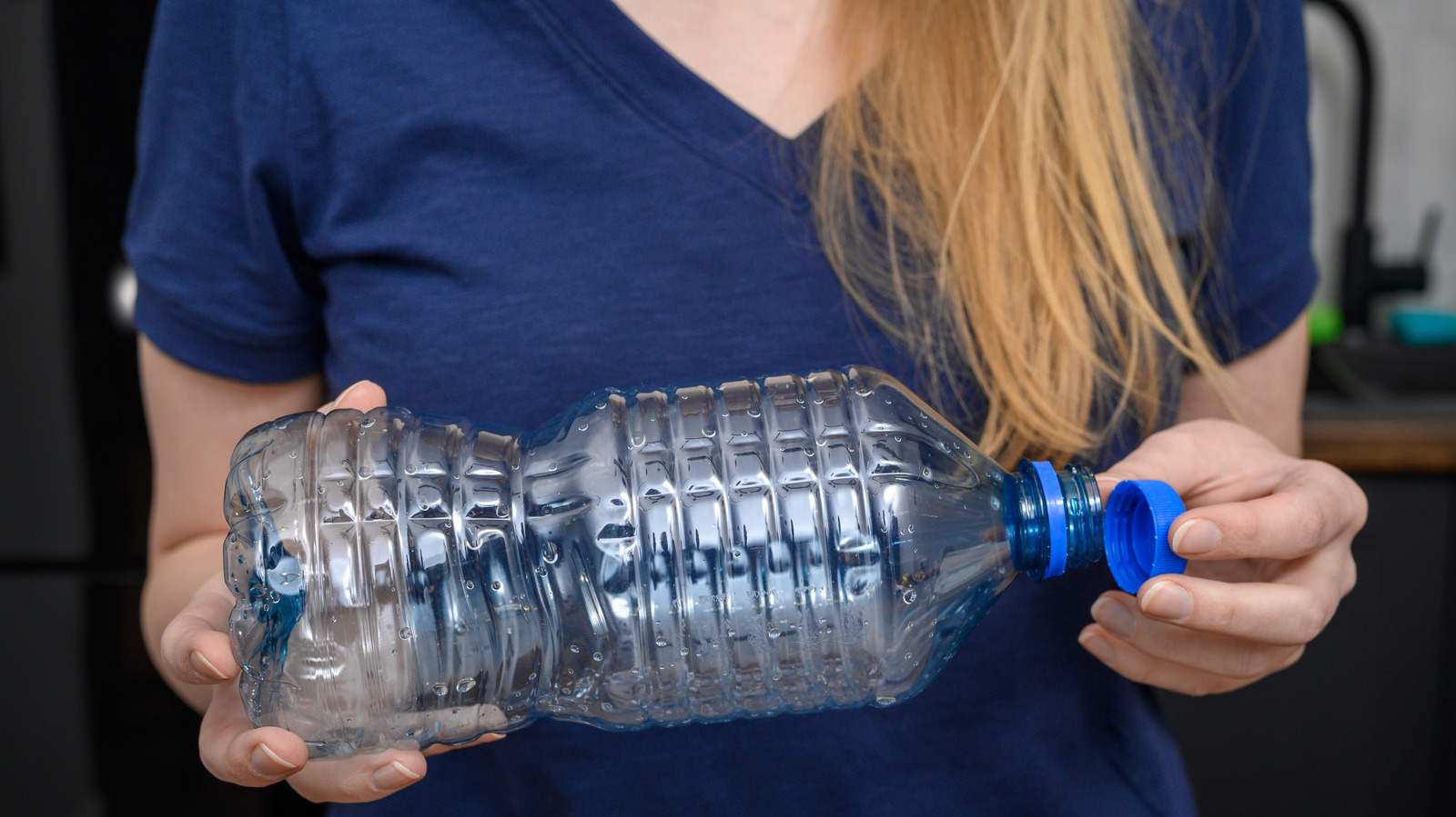70'lerden Çıkış: Parıldayan Bir Perde Yapmak İçin Plastik Şişe Kullanın