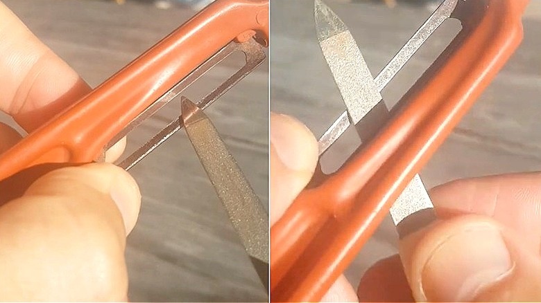 Sebze soyucuyu keskinleştirmek için metal tırnak törpüsü kullanan bir kişinin bölünmüş görüntüsü