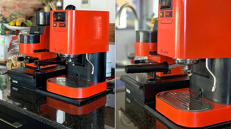 Kahve değirmeni ve cam kavanoz biscotti'nin yanındaki tezgahın üzerinde çalışan turuncu renkte Baby Gaggia makinesinin bölünmüş görüntüsü