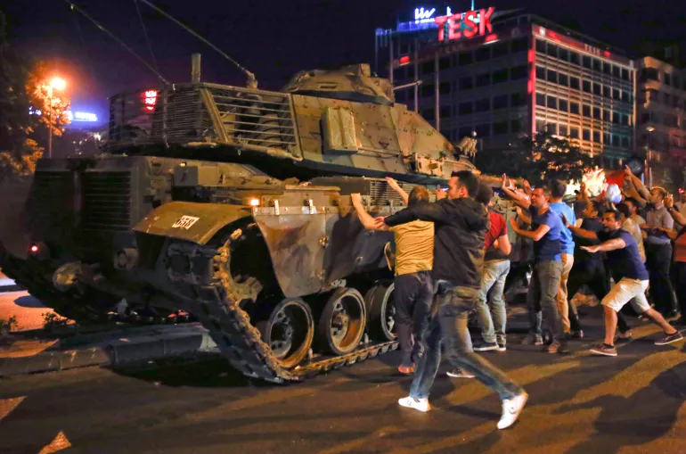 Ankara'da darbe girişimi sırasında askeri aracın yanında insanlar tepki gösterdi, 16 Temmuz 2016