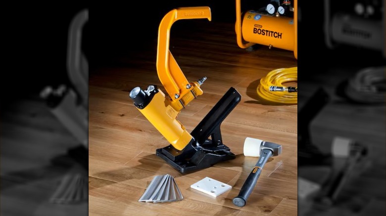 Bostitch Crown Flooring Pnömatik Zımba, ahşap zemin üzerine aksesuarlarla birlikte.