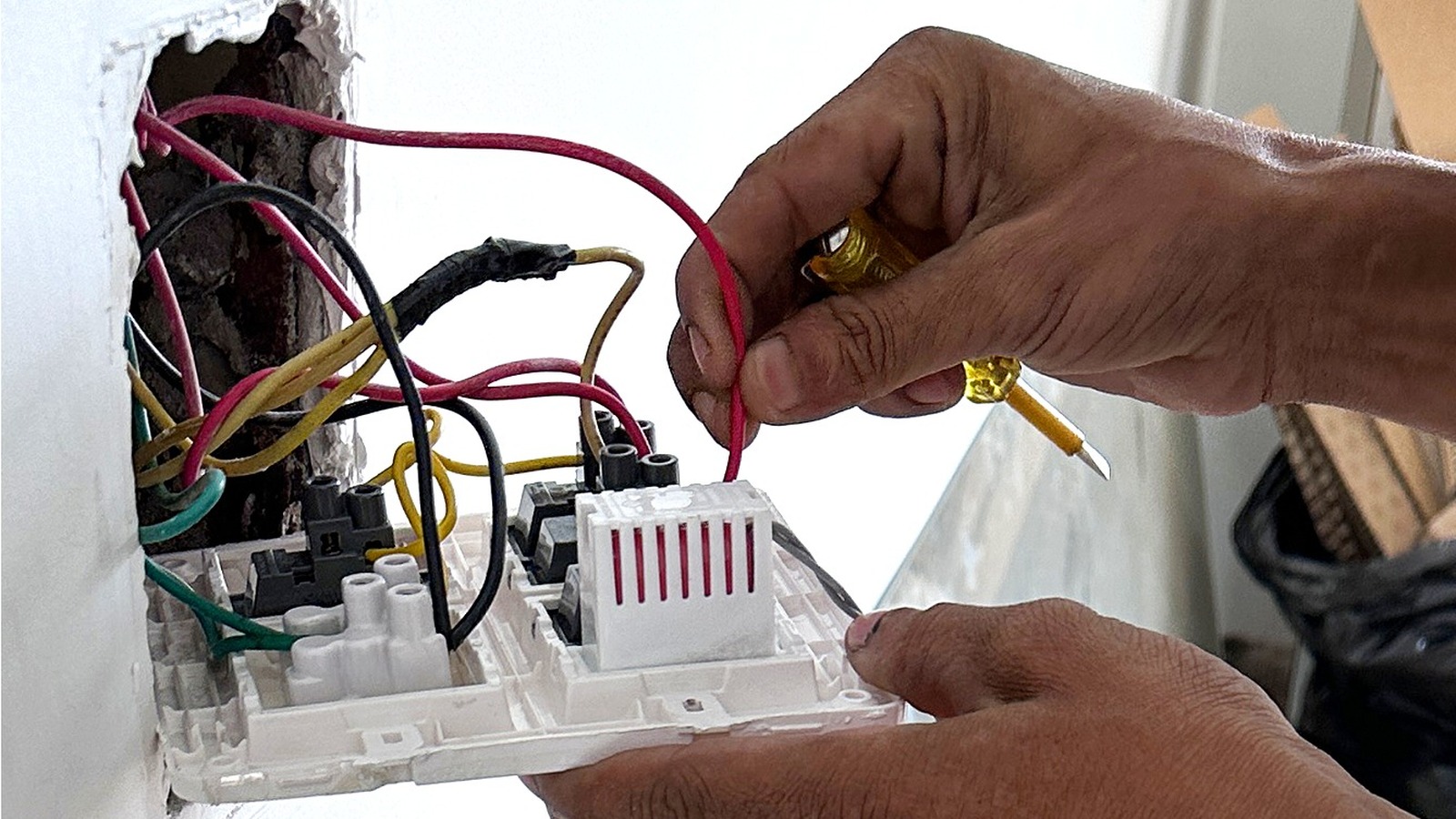 Evinizdeki Elektrik Kablolarındaki Kırmızı Renk Ne İfade Ediyor?