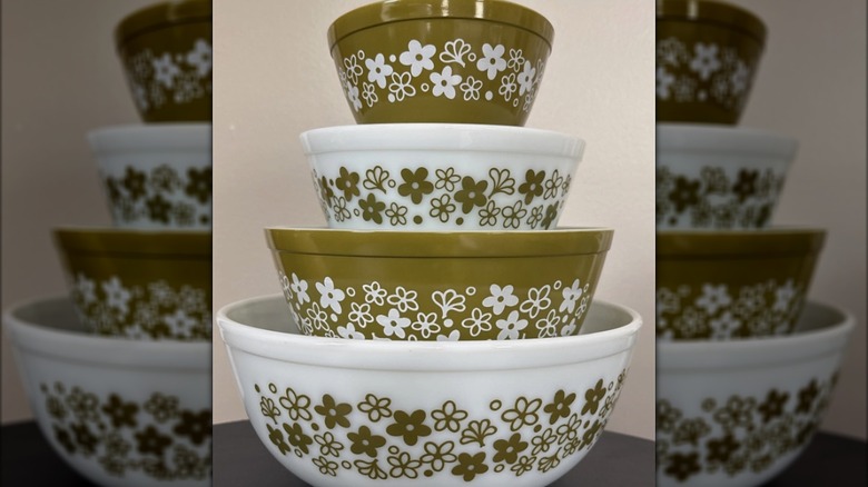 Yeşil ve beyaz vintage Pyrex Spring Blossom karıştırma kaseleri seti