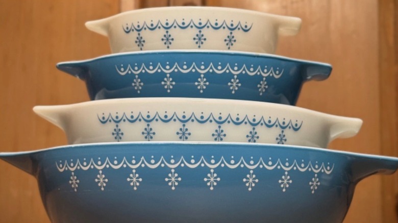 Mavi ve beyaz vintage Pyrex Snowflake Blue karıştırma kaseleri seti