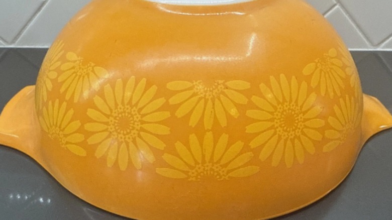 Sarı Daisy Floral vintage Pyrex karıştırma kabı