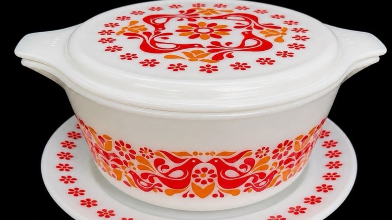Kapaklı ve tabaklı beyaz Pyrex Friendship güveç tabağı