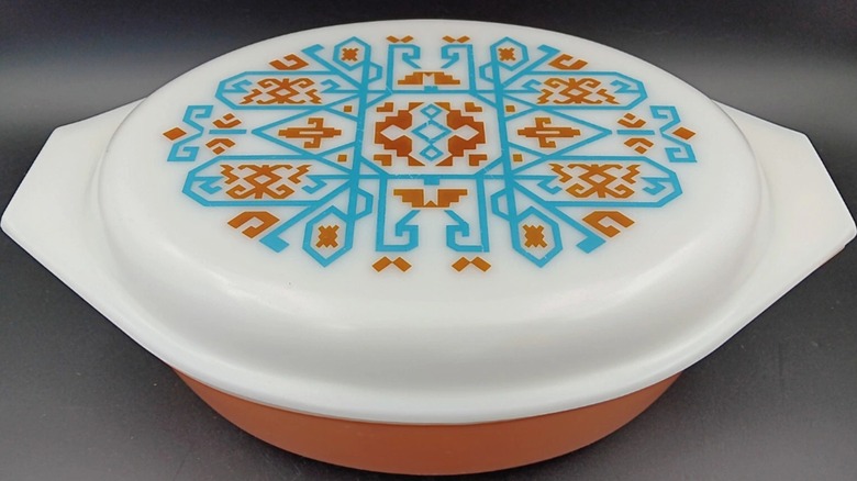 Pas, turkuaz ve beyaz Pyrex Navajo kapaklı güveç kabı