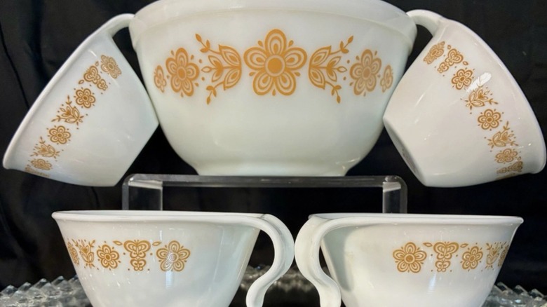 Beyaz Pyrex Butterfly Gold çay fincanı ve uyumlu kase seti