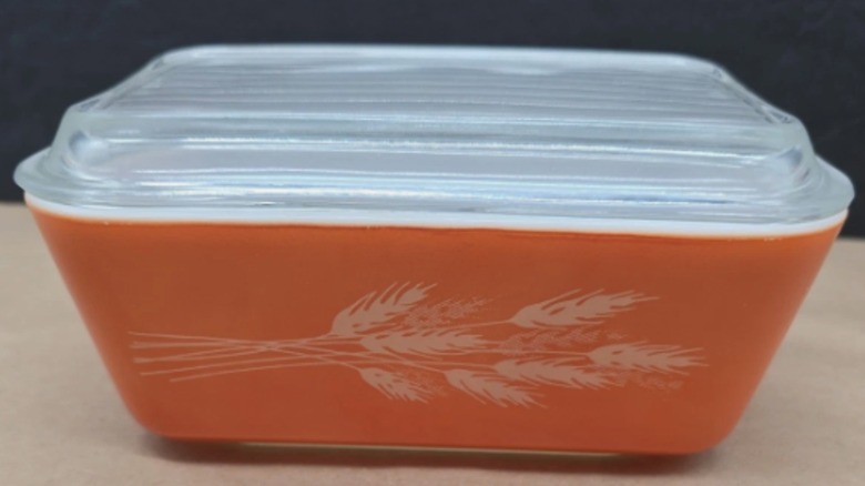 Cam kapaklı turuncu Sonbahar Hasadı Pyrex tereyağı tabağı