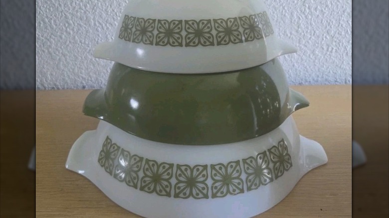 Ters istiflenmiş Pyrex Verde Kare çiçek karıştırma kaseleri seti