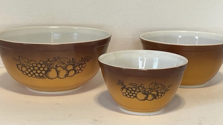 Baskılı meyvelerle süslenmiş ten rengi ila kahverengi ombre Pyrex kaseler üçlüsü