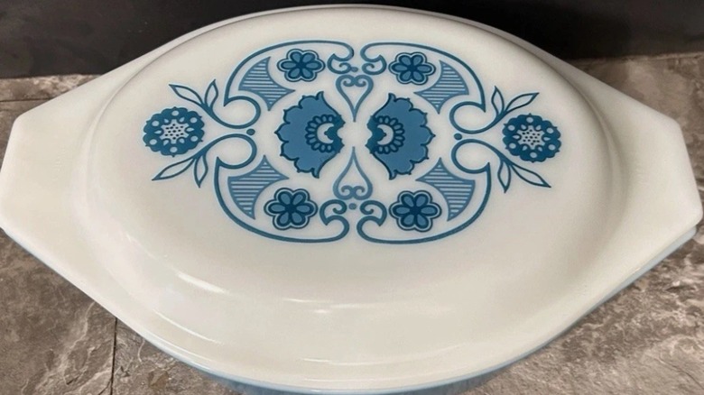 Beyaz ve mavi Pyrex Horizon Blue güveç kabı kapağı