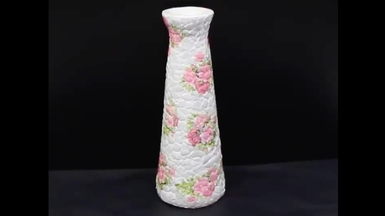 Dekupaj ile yapılmış pembe çiçekli DIY yumurta kabuğu vazosu