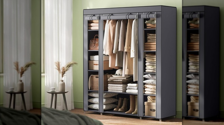Bir odada Amazon Songmics taşınabilir gardırop