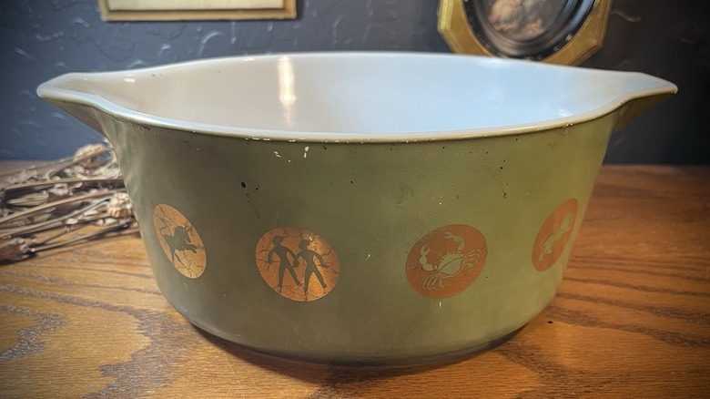 Yeşil burç Pyrex tabağı.