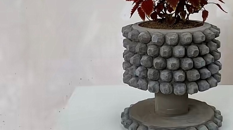 Bitmiş DIY çimento ekicisinin yakın çekimi.