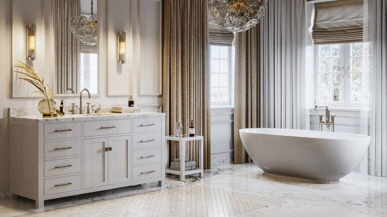 beyaz mermerden yapılmış sofistike bir banyo