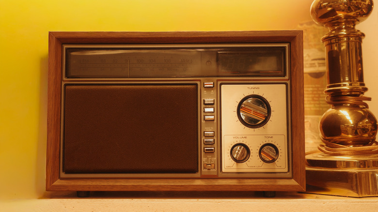 1960'lardan kalma eski radyo rafta.