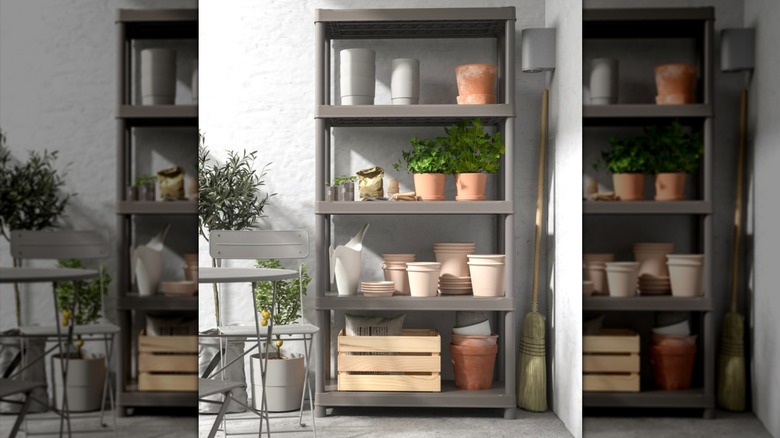 IKEA RUNMARÖ çeşitli saksılar, bitkiler ve bahçe malzemeleriyle dolu verandada
