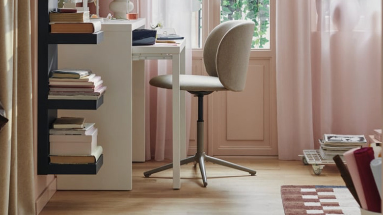 IKEA LÄNGDHOPP bir odanın köşesinde ofis koltuğuyla birlikte