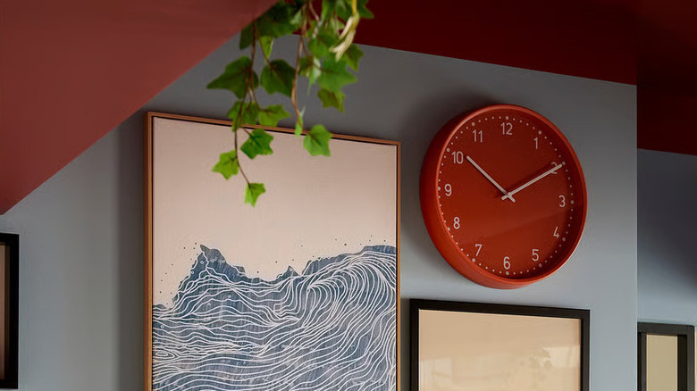 duvarda turuncu IKEA saati