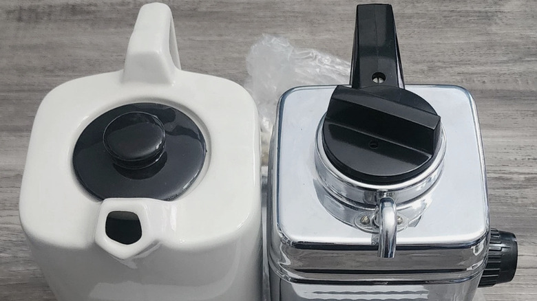 Vintage bir Teasmade'in su ısıtıcısı ve çaydanlığının yakın plan görüntüsü