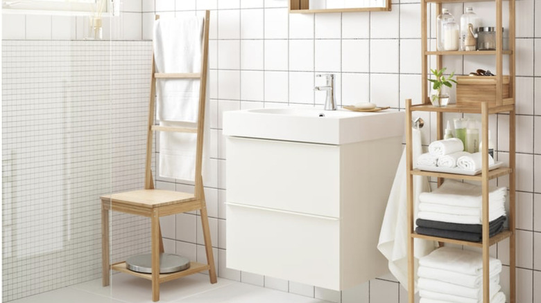 Parlak ışıklı banyoda havlu askılı IKEA sandalye