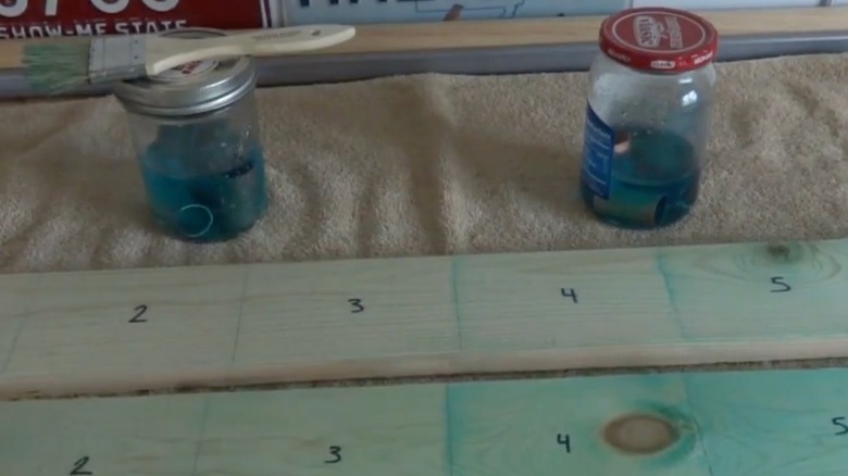 Ahşap, DIY bakır lekesi kullanılarak çeşitli mavi tonlarında boyanmıştır.