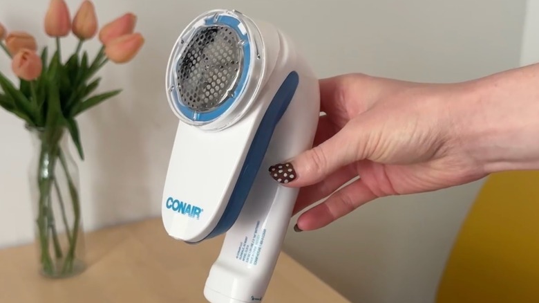 Conair kumaş durulayıcıyı tutan bir el