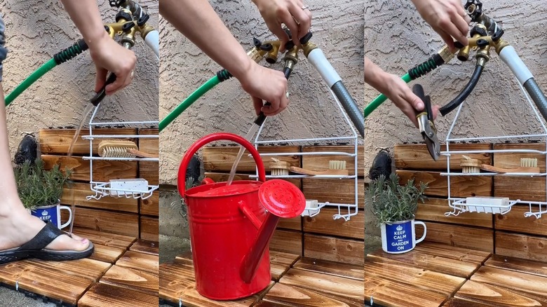 Bahçe makaslarını yıkamak, ayakları durulamak ve sulama kabını doldurmak için DIY dış mekan yıkama istasyonunu kullanan kişi