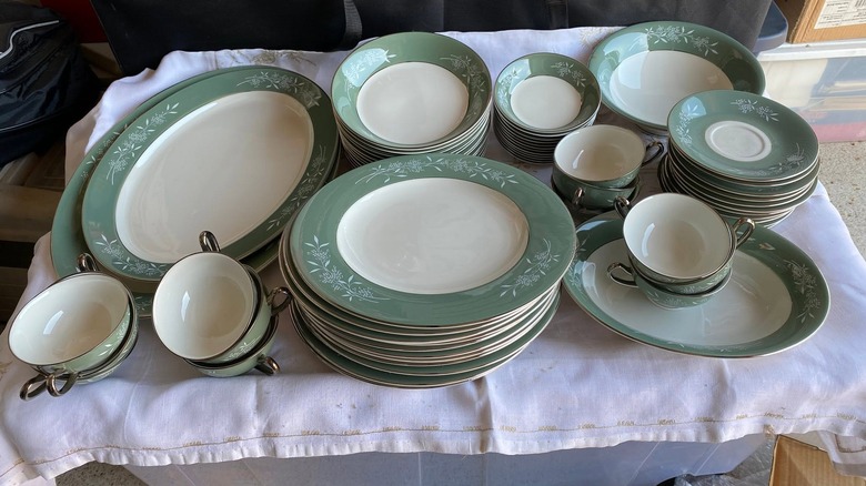 Yeşil ve beyaz Syracuse Çin tabakları, servis tabakları ve kaselerden oluşan set