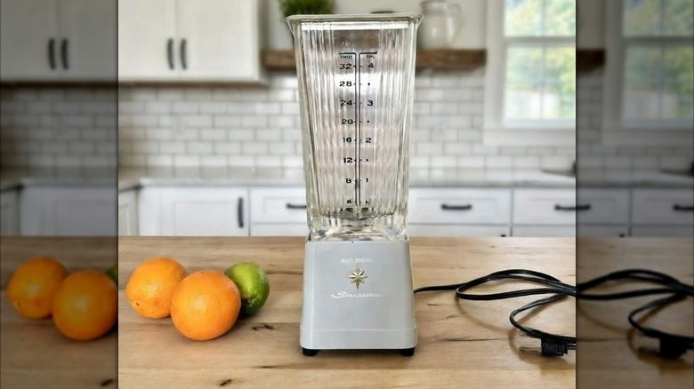 Tezgahın üzerinde bir Mary Proctor Starlflite Blender