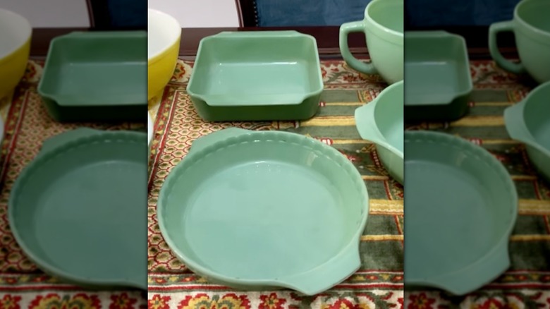 Anchor Hocking'in Jadeite Fire King tencere seti masada sergileniyor.