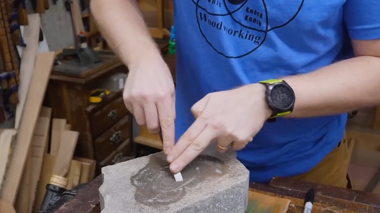 Beton blokta keskiyi keskinleştiren bir adam
