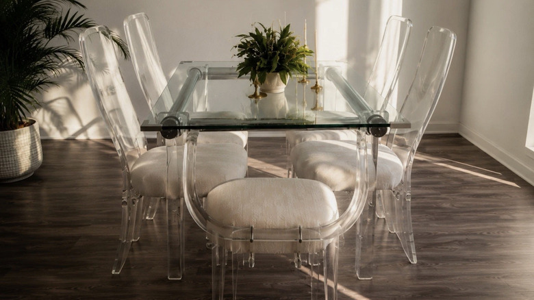 Modern bir evde klasik bir Lucite yemek masası ve sandalye seti