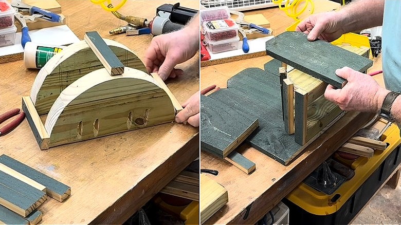 Tahtadan bir kemer inşa eden bir kişinin ve çit çıtalarından yapılmış DIY hortum düzenleyicinin etrafına hortum saran bir kişinin bölünmüş görüntüsü