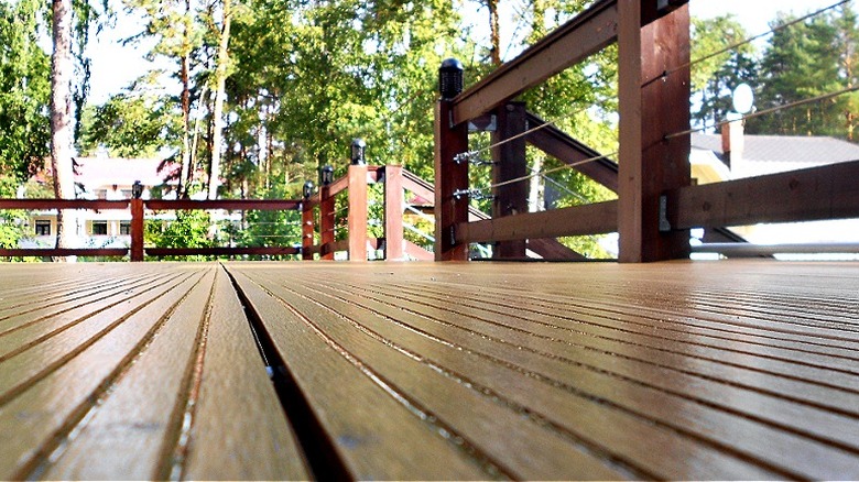 Kablo korkuluklu bir güvertenin ve sağdaki basamaklara açılan bir açıklığın zemin seviyesinde görünümü