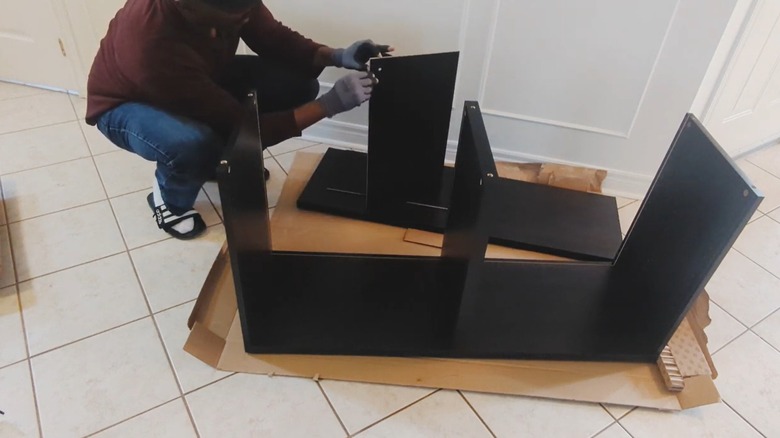 IKEA BESTÅ dolabını monte eden kişi