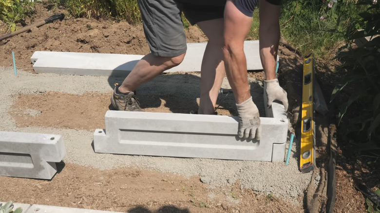 Dökme beton bahçe panelleri yükseltilmiş yataklı bir ekim kutusuna monte edilir