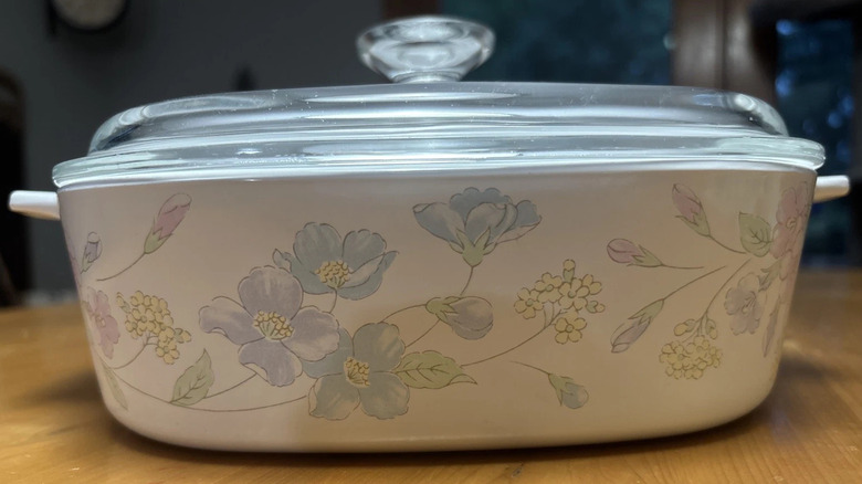 Masanın üzerinde duran CorningWare Pastel Bouquet pişirme kabı